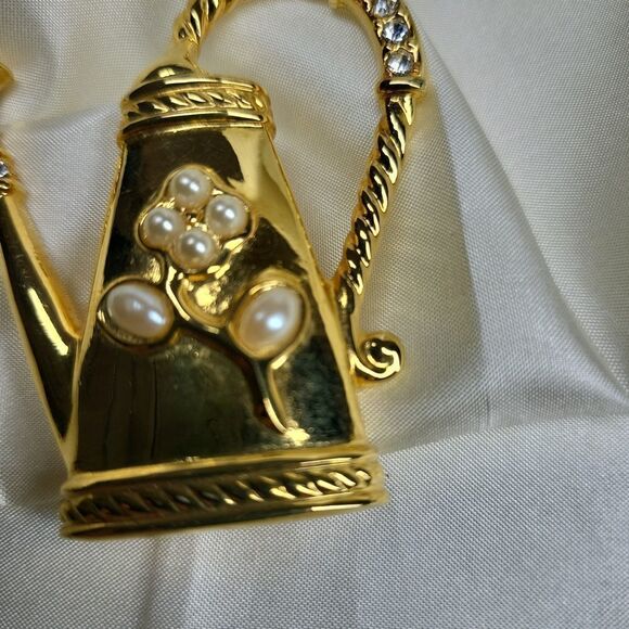 VINTAGE 1928 Co. Gold Watering Can Brooch Pearl & Rhinestone Embellishment - Picture 4 of 8